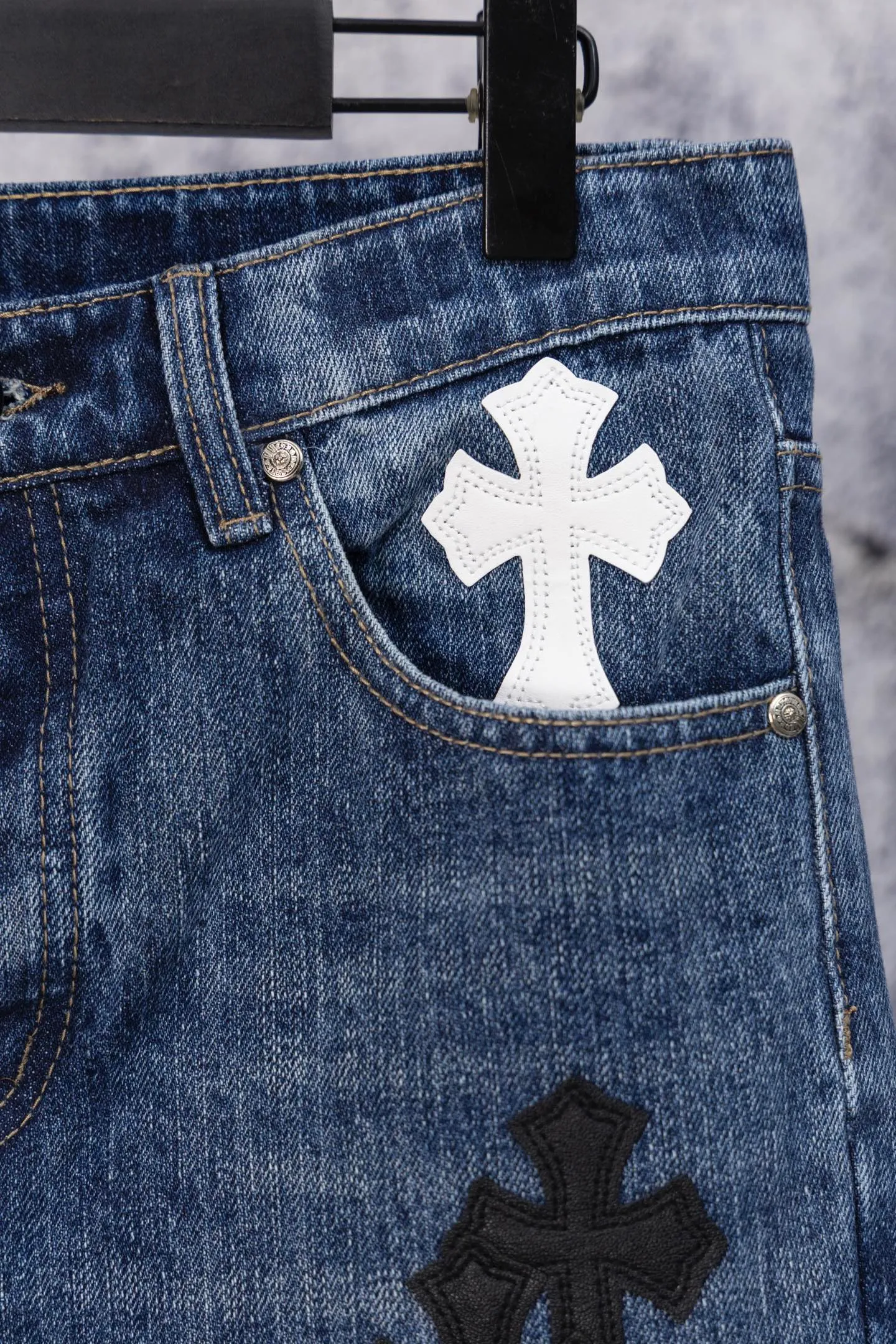 P260 CH Chromehearts limited edition black and white cross patch leather jeans, priced at 34W level, patchwork cross pattern embellishment, washed jeans! ! An absolutely high-end luxury product, a 1.9W-level god-level single product, a super popular product, made by top heavy industry, a magic weapon that cannot be missed! [About Zangyin] This is an extremely luxurious fashion brand that can also be called the aristocracy of the high street. It has always been an exclusive brand for some hipsters or rich second generations. Compared with ordinary high streets, it is more luxurious and noble. Compared with luxury brands, it is more fashionable and individual. It has always been a brand that I have a special liking for. [Top heavy industry fashion design] Consistently high-street luxury style. Speaking of this style, the Zangyin family and GU family are definitely the leading representative brands. Especially the Zangyin family has really achieved a state-of-the-art effect in creating high-street style. The unique washed material is used to create this style. The color system is already quite eye-catching. After it is decorated with patchwork cross flowers, it cleverly highlights the charm of the brand. Secondly, this style uses classic The high-waist cutting design highlights the long legs and fashionable temperament of the upper body. The brand is highly recognizable and the slim fit configuration is more suitable for daily wear. It is a product that interprets personality, fashion, and specifications at a glance. This single product is enough to make any fan excited. It can be a white T-shirt for a youthful college style, or a tight suspender for a royal style. It has strong matching ability and can be easily controlled by men.  [Materials and craftsmanship] Needless to say, this point goes without saying. As an excellent craftsman brand, Zangyin’s requirements for details and craftsmanship are really perfect. The washed color of this model has gone through so many processes, not to mention the embellishment of denim appliques. It is also purely hand-made and sewn. Just like what they believe in, only hand-made things have soul and have the meaning of wear. A top-notch heavy-duty fashionable denim item, I look forward to your perfect interpretation! !  Color: blue Size: 28-36